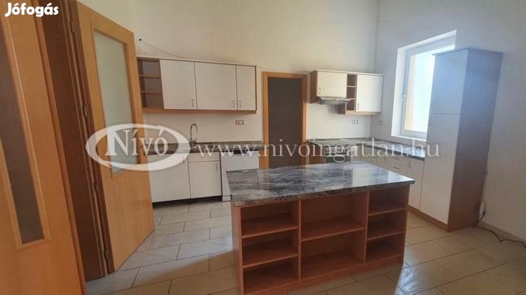 Kiadó 160 nm-es tégla lakás Veszprém