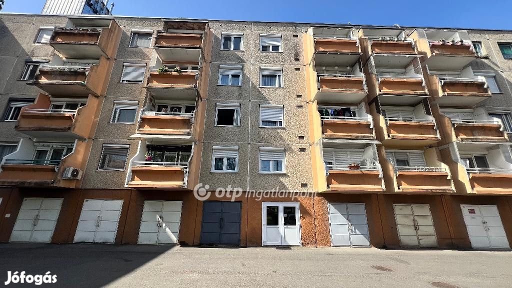 Kiadó 55 nm-es Újszerű állapotú panel lakás Pápa Belváros