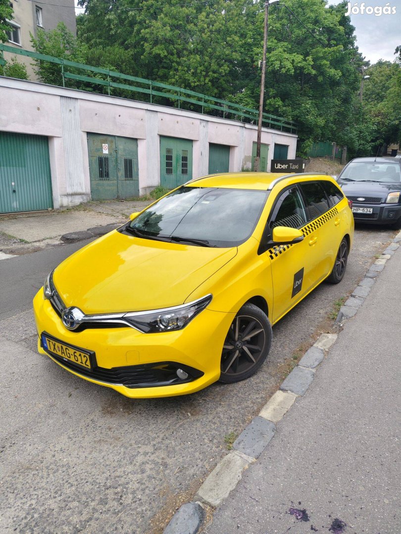 Kiadó Toyota Auris Hybrid Taxi