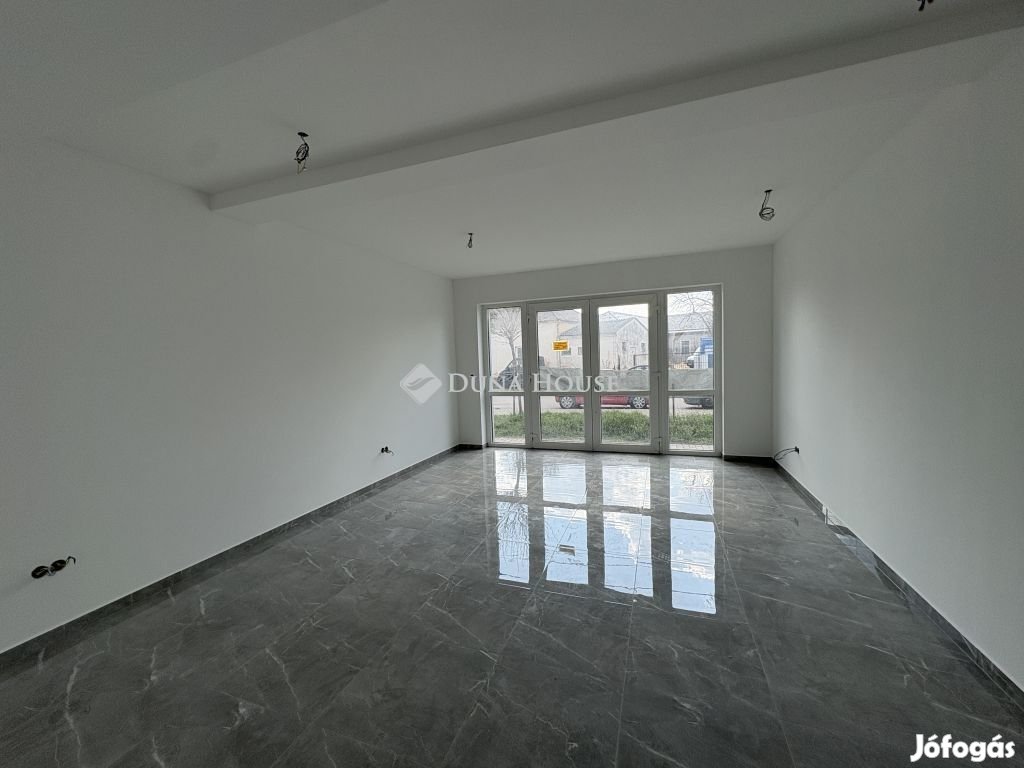 Kiadó Üzlethelyiség, Tét