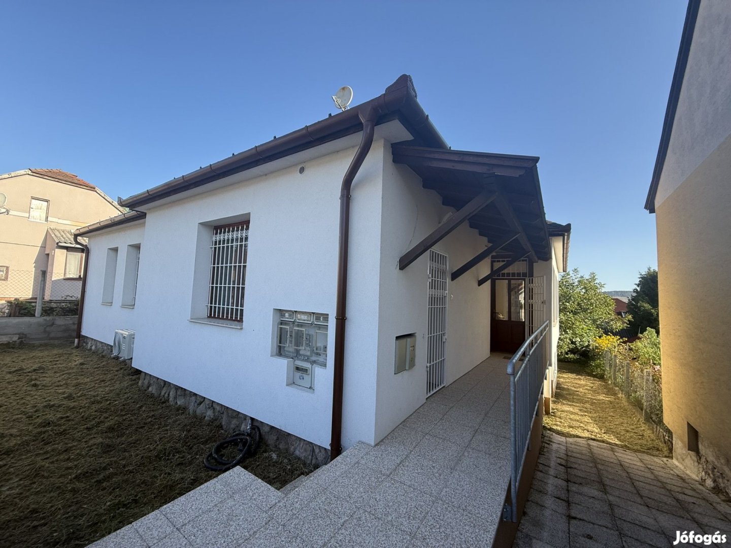Kiadó családi ház üzlethelyiséggel Dorogon, frekventált