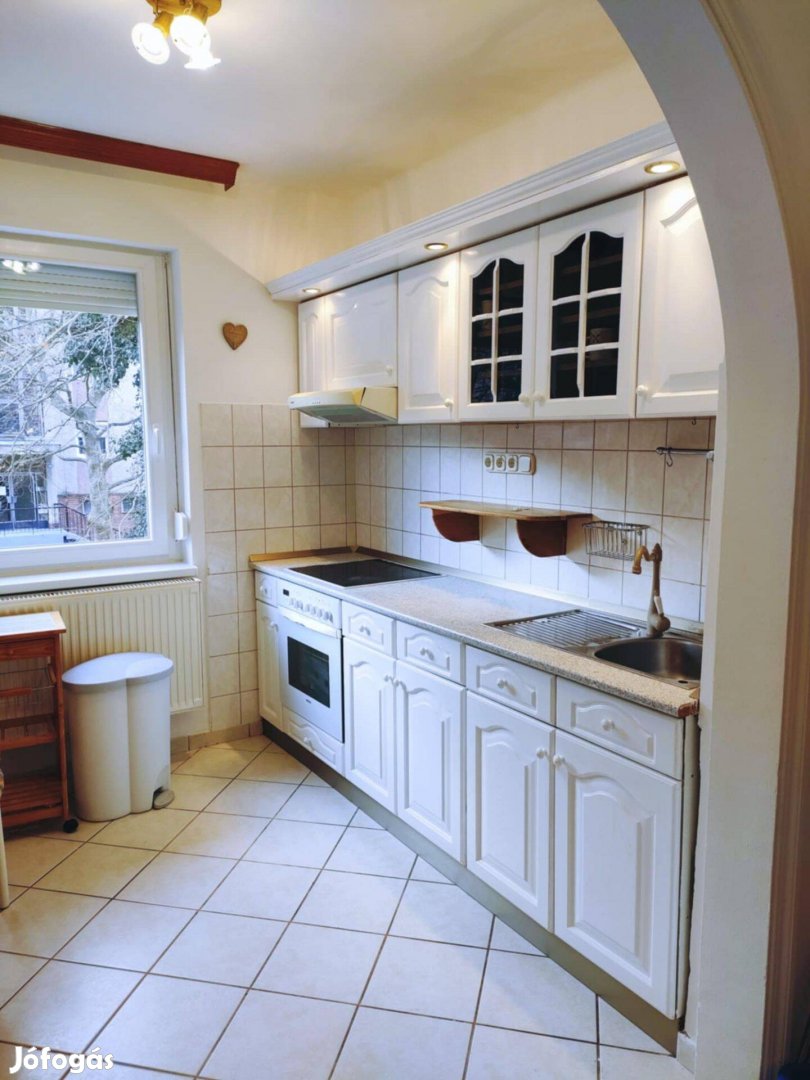 Kiadó kis családi fészek Tatán