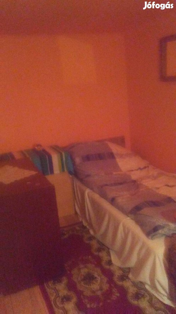 Kiadó pici szoba a Nyugatinál fél havi kaucióval