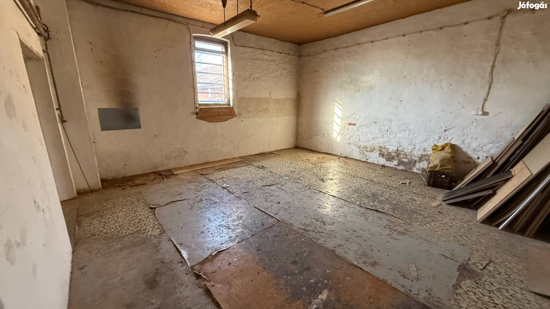 Kiadó raktárhelyiség Csepel központjában utcáról közvetlen