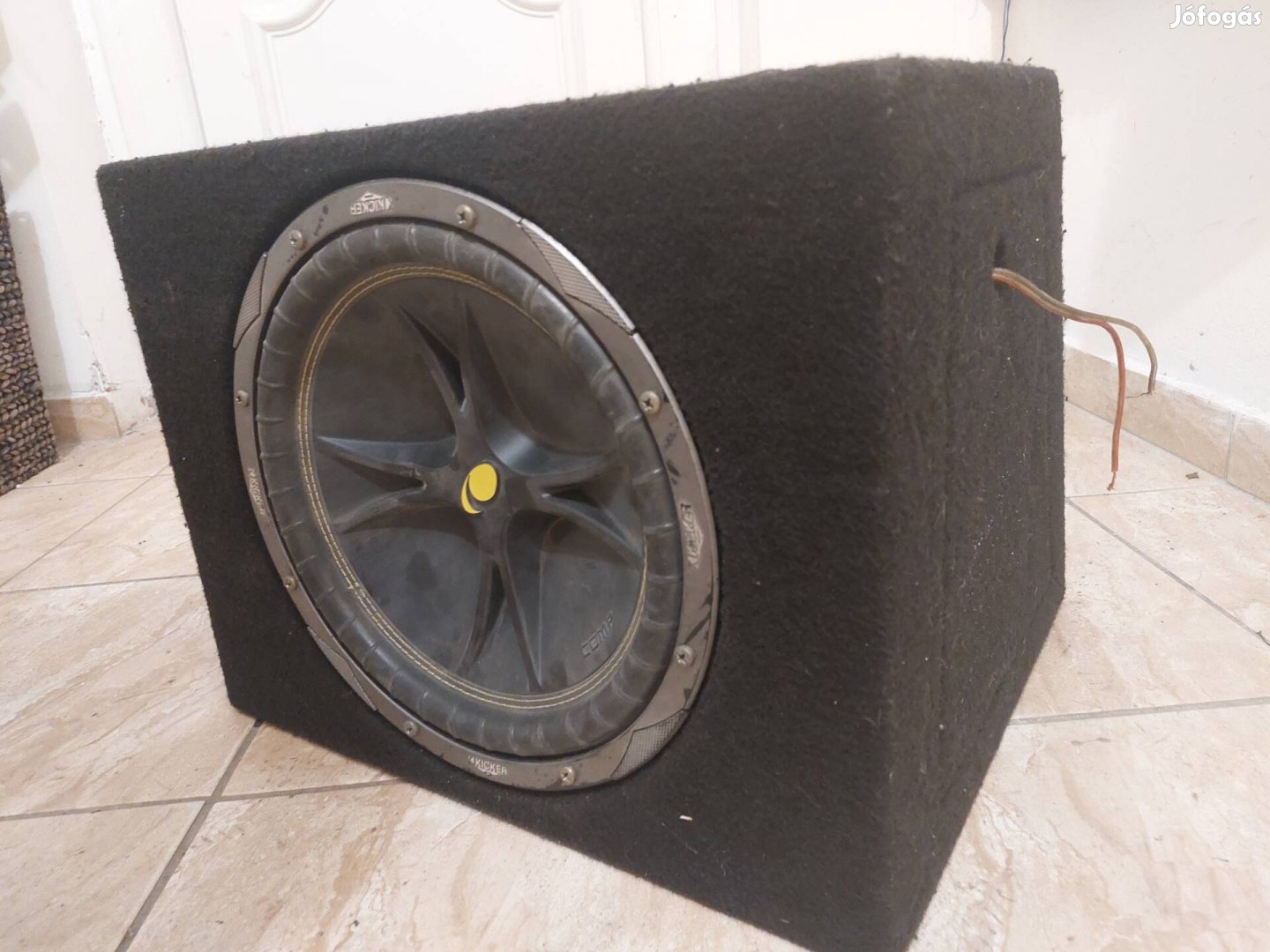 Kicker mélynyomó láda mdf anyagú, zart, 300w