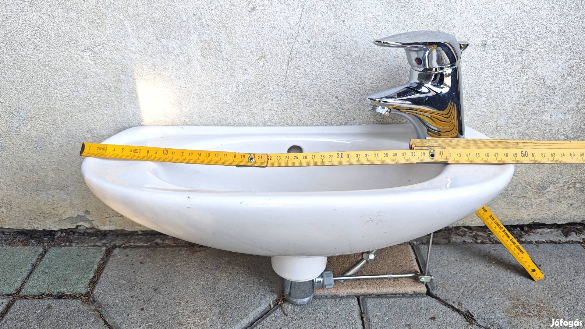 Kicsi fali mosdó kagyló csapteleppel kompletten