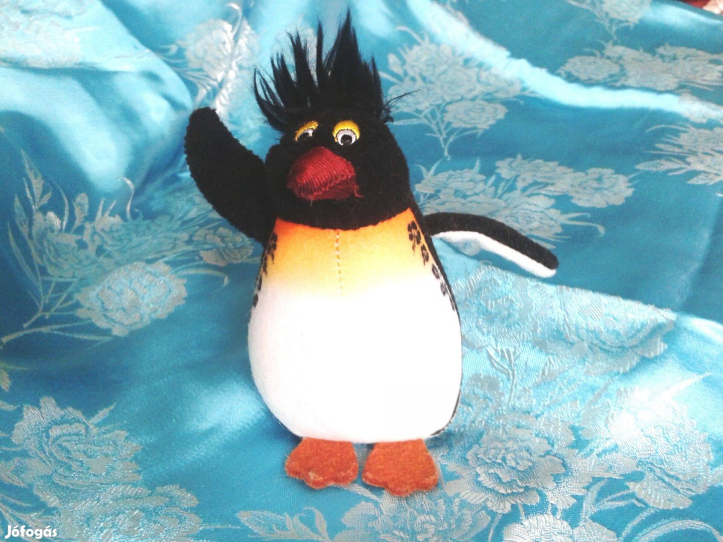 Kicsi pingvin plüss bögrével egyben eladó