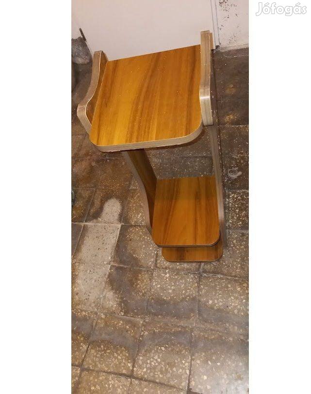 Kicsi polcos komód