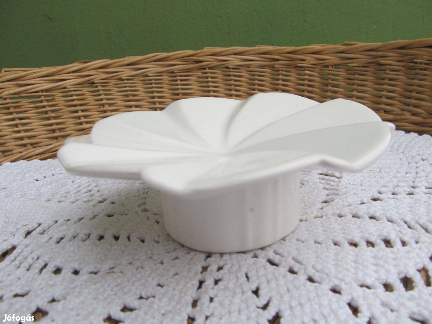 Kicsi porcelán talpas tányér
