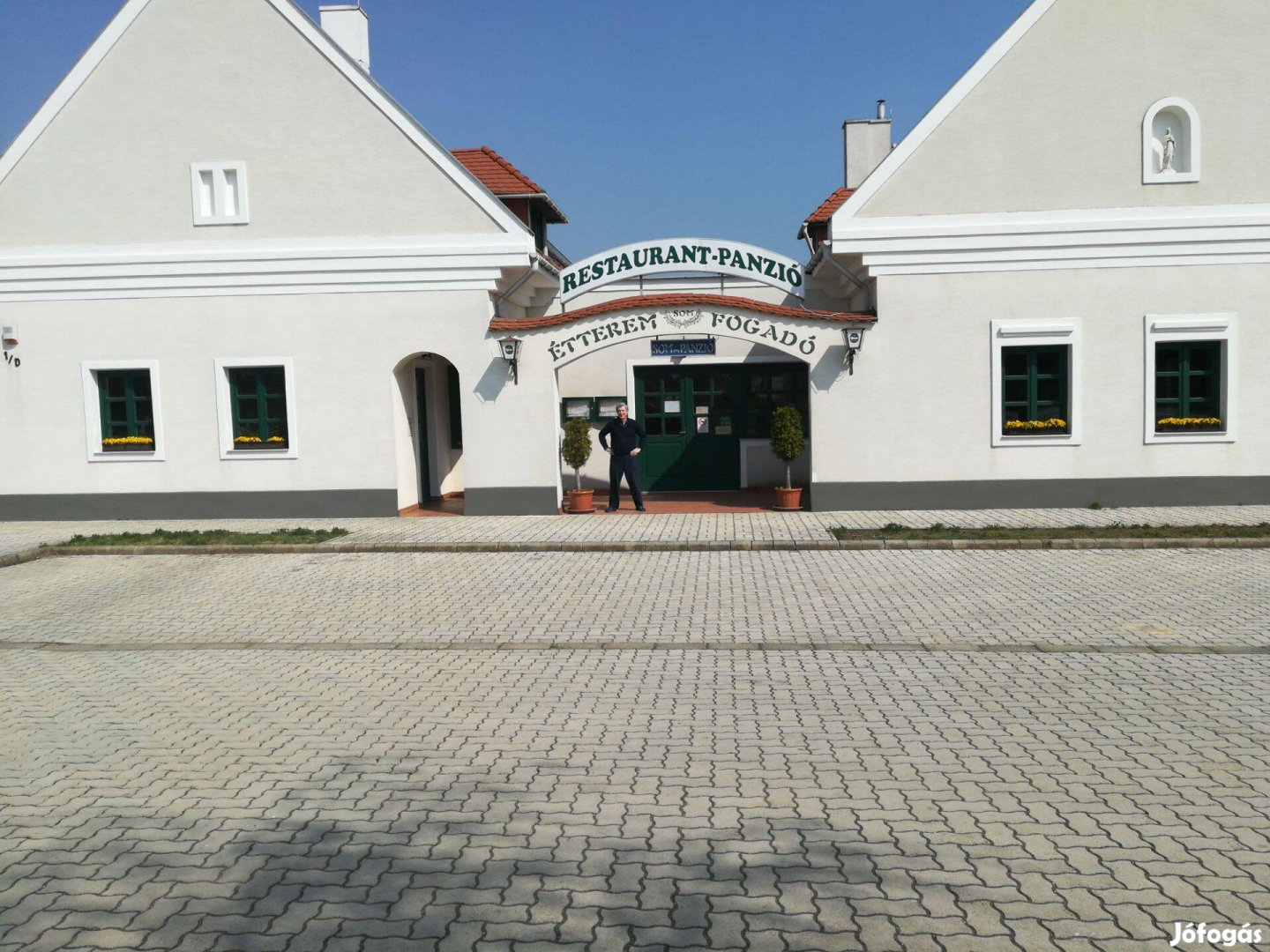 Kiemelkedő helyen vendéglátóegység teljes berendezéssel