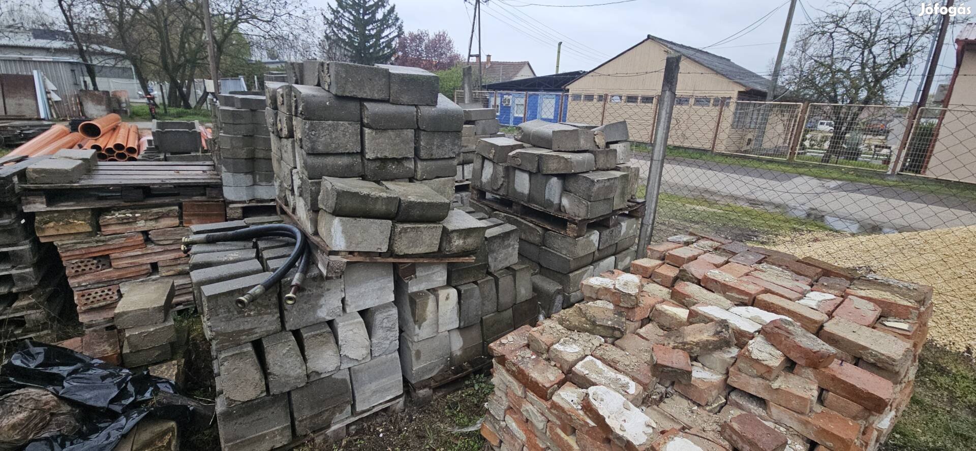 Kiemelt szegély ives és szögletes