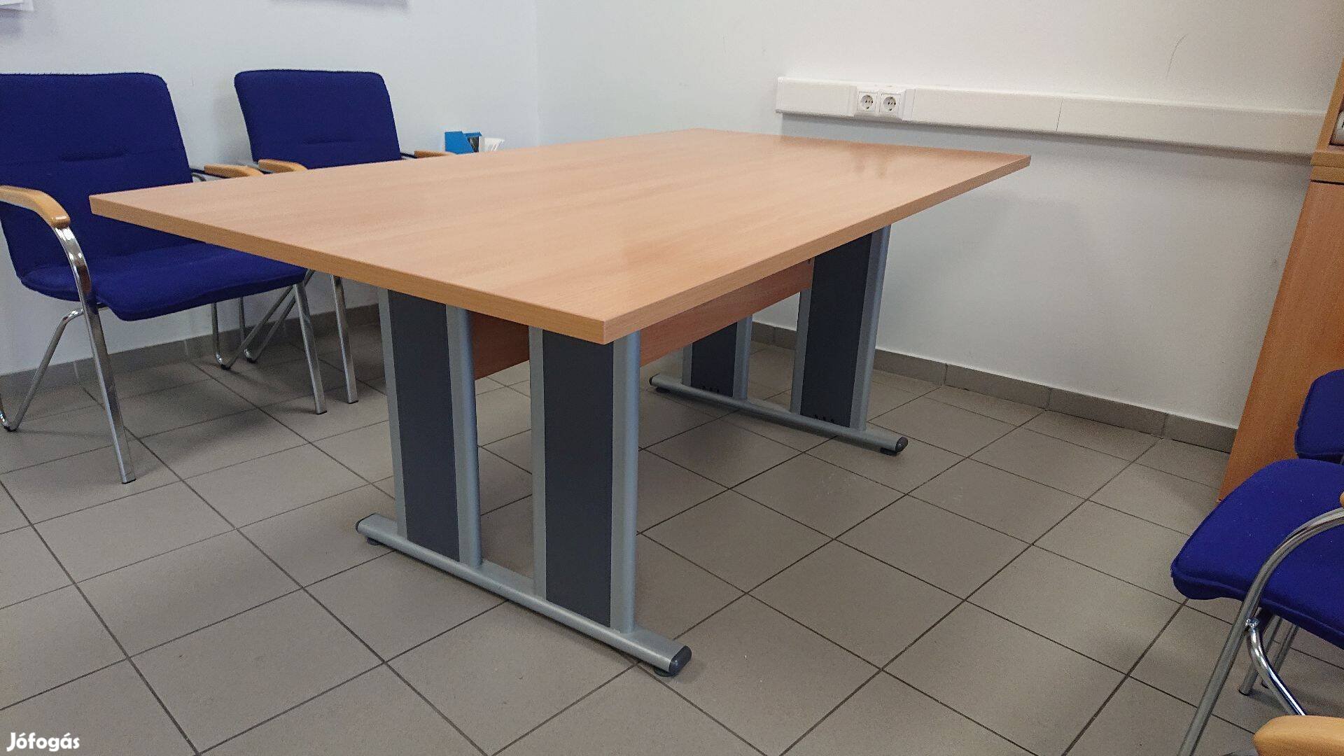 Kifogástalan állapotú bükk színű tárgyalóasztal 180x100x74cm méretben