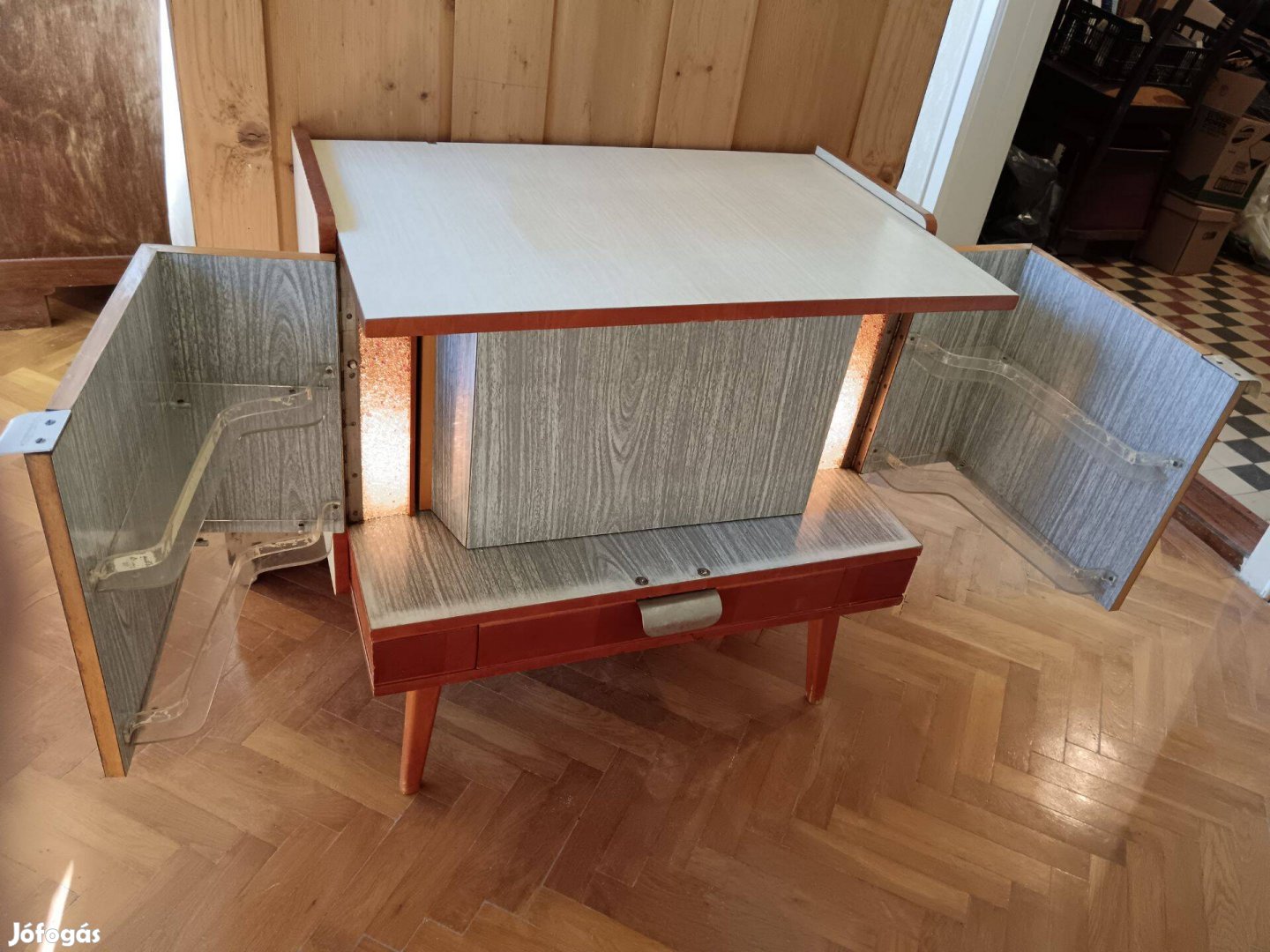 Kifordítható polcos, két oldalon világító bárszekrény