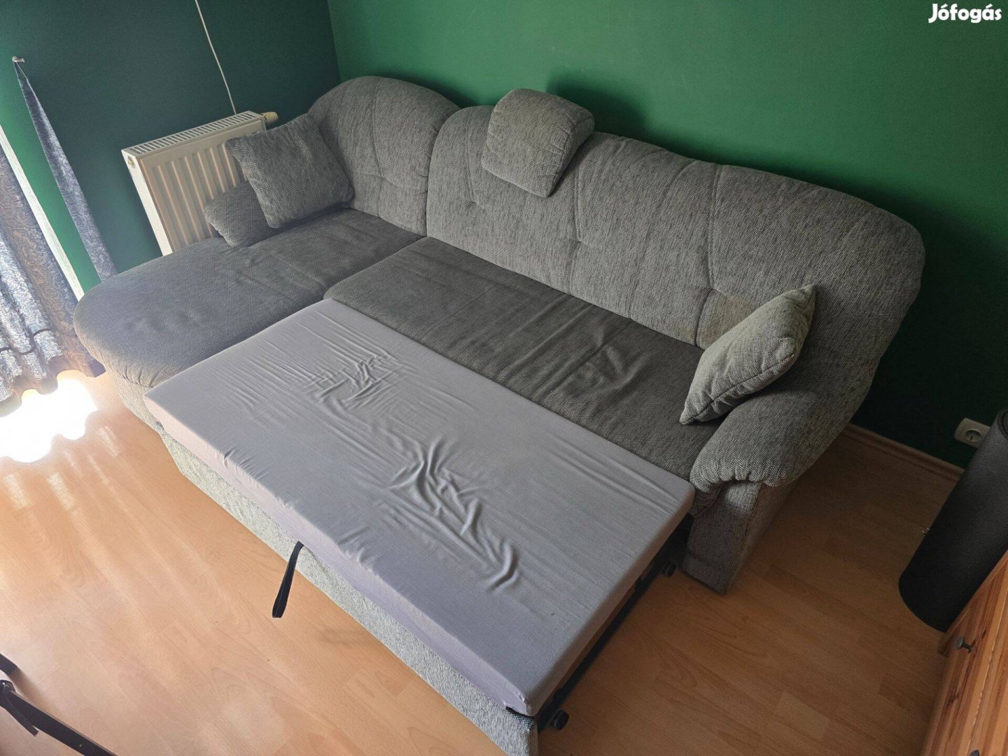 Kihuzható L-alakú kanapé