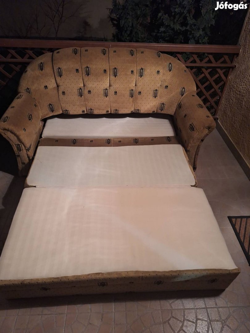 Kihúzható, ágyneműtartós kanapé