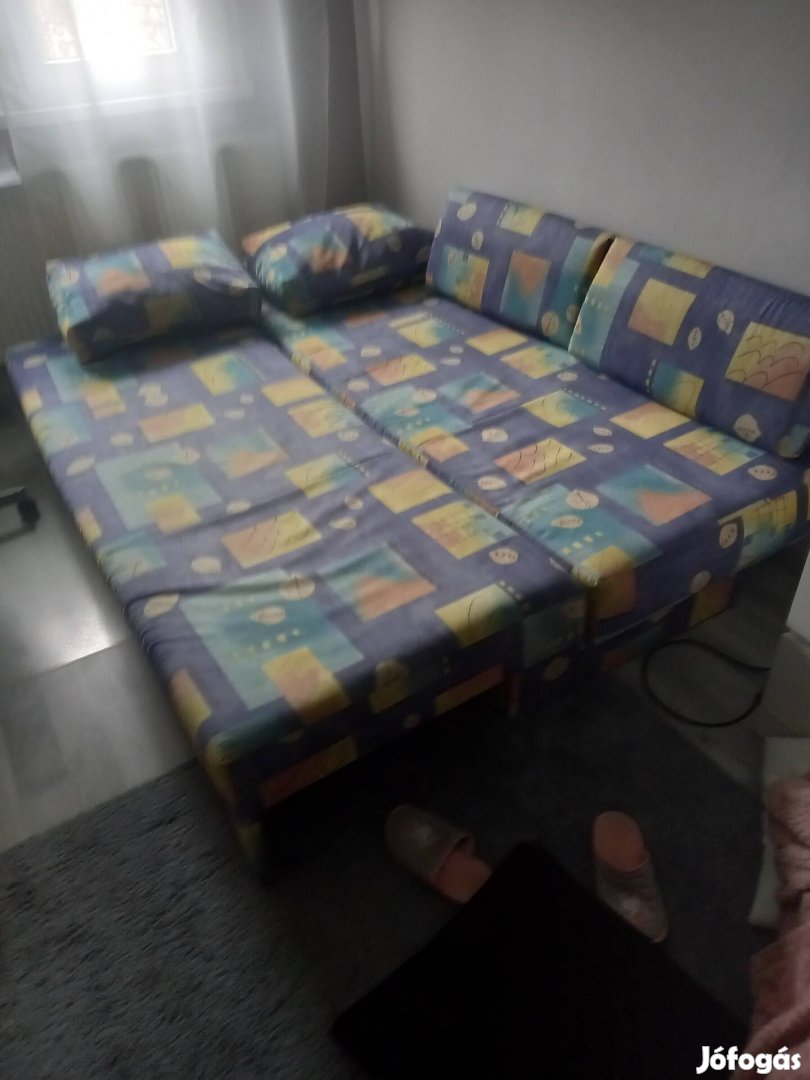 Kihúzható ágyneműtartós kanapé