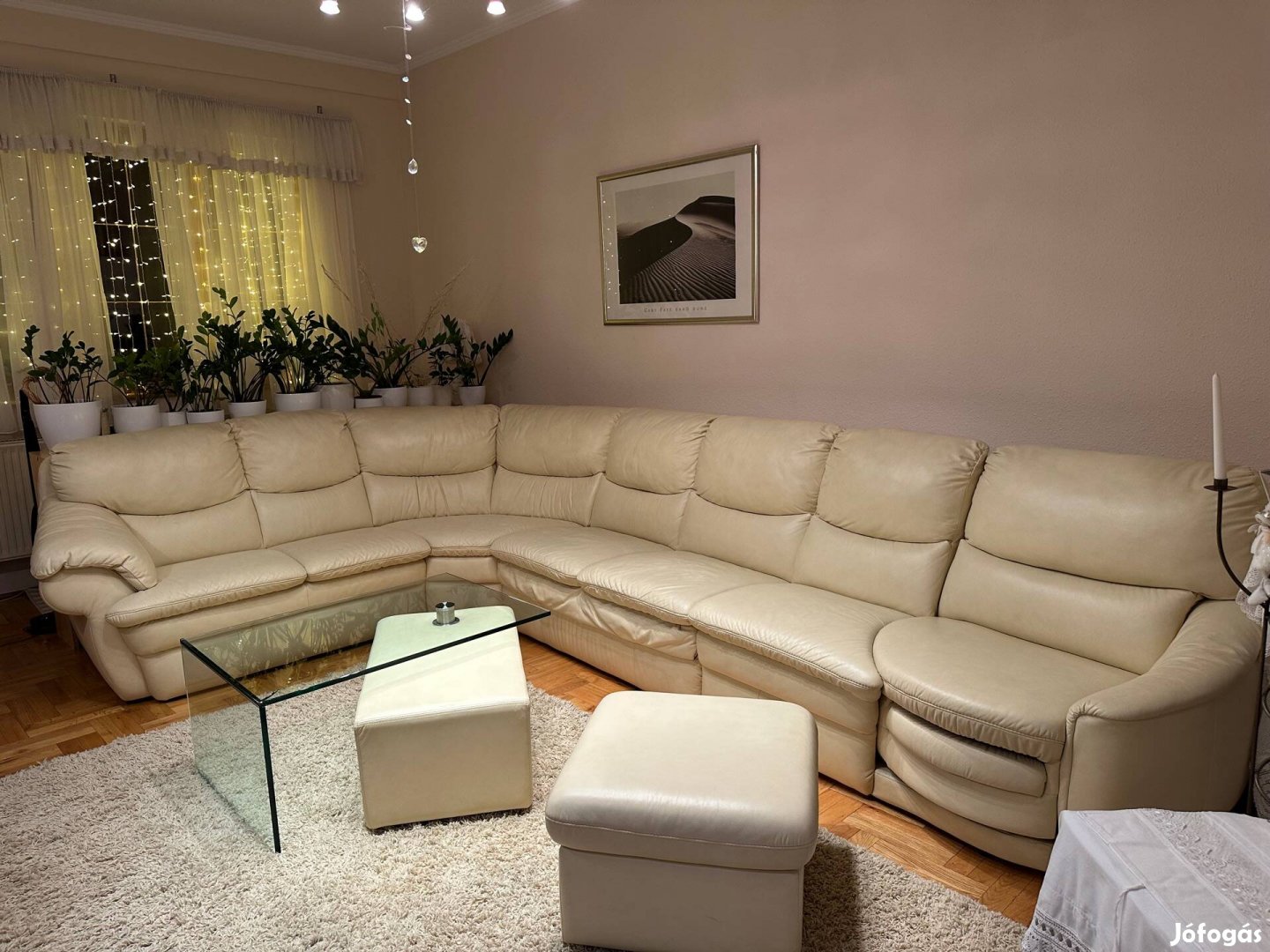 Kihúzható bőrgarnitúra asztallal, puffal