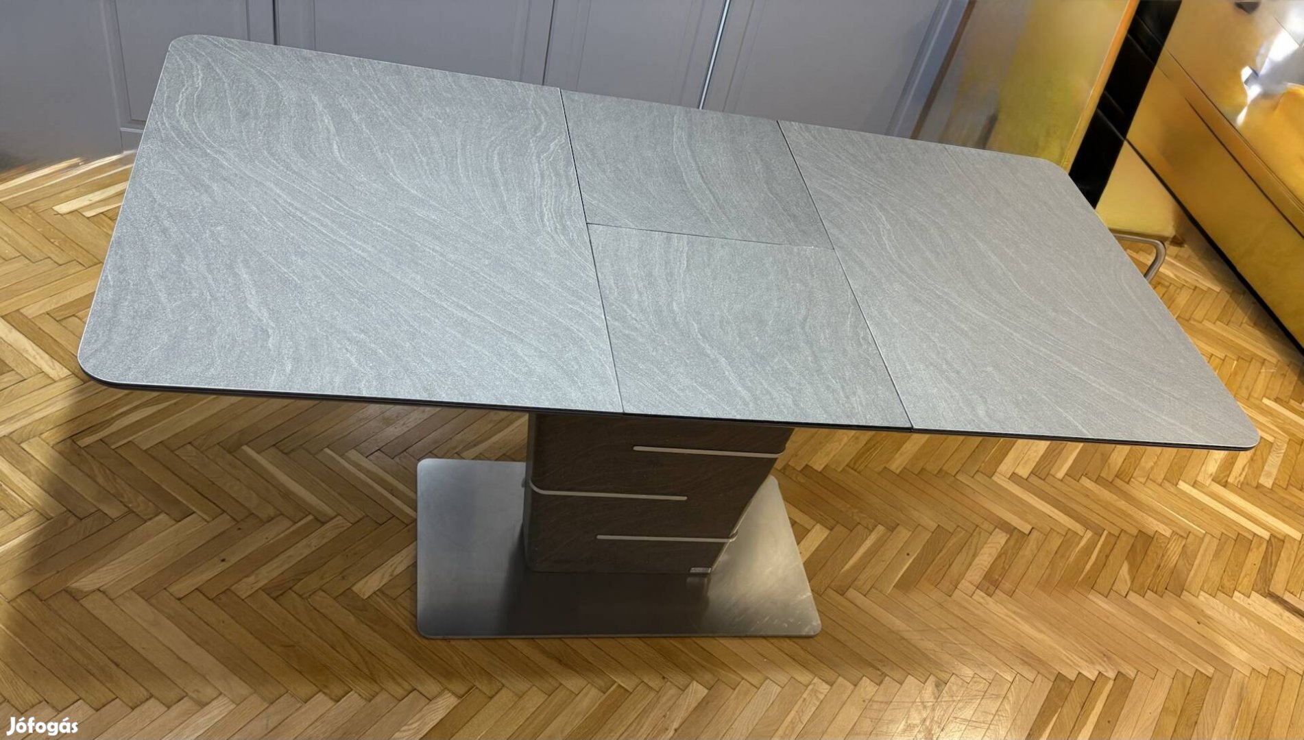 Kihúzható étkező asztal