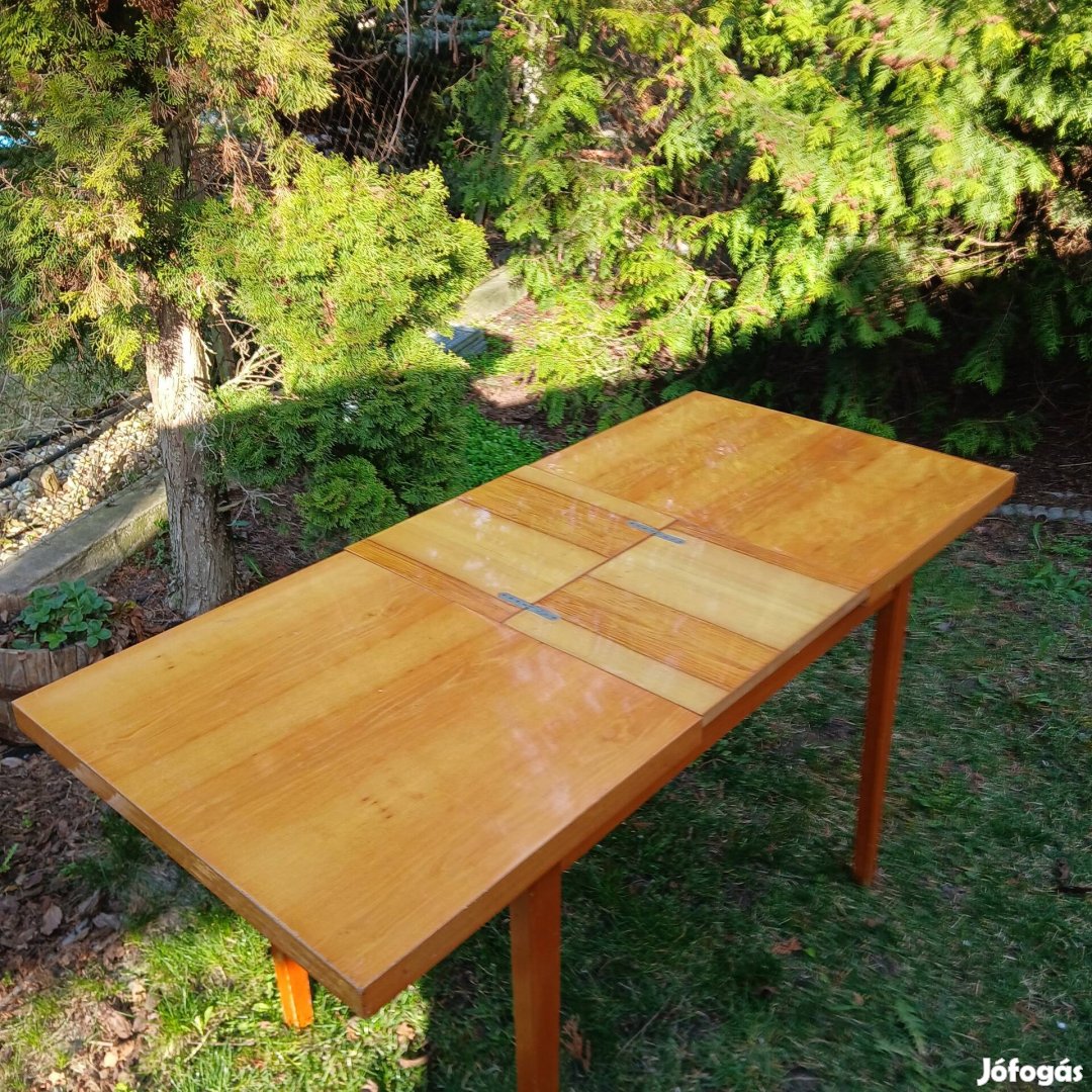 Kihúzható étkező asztal