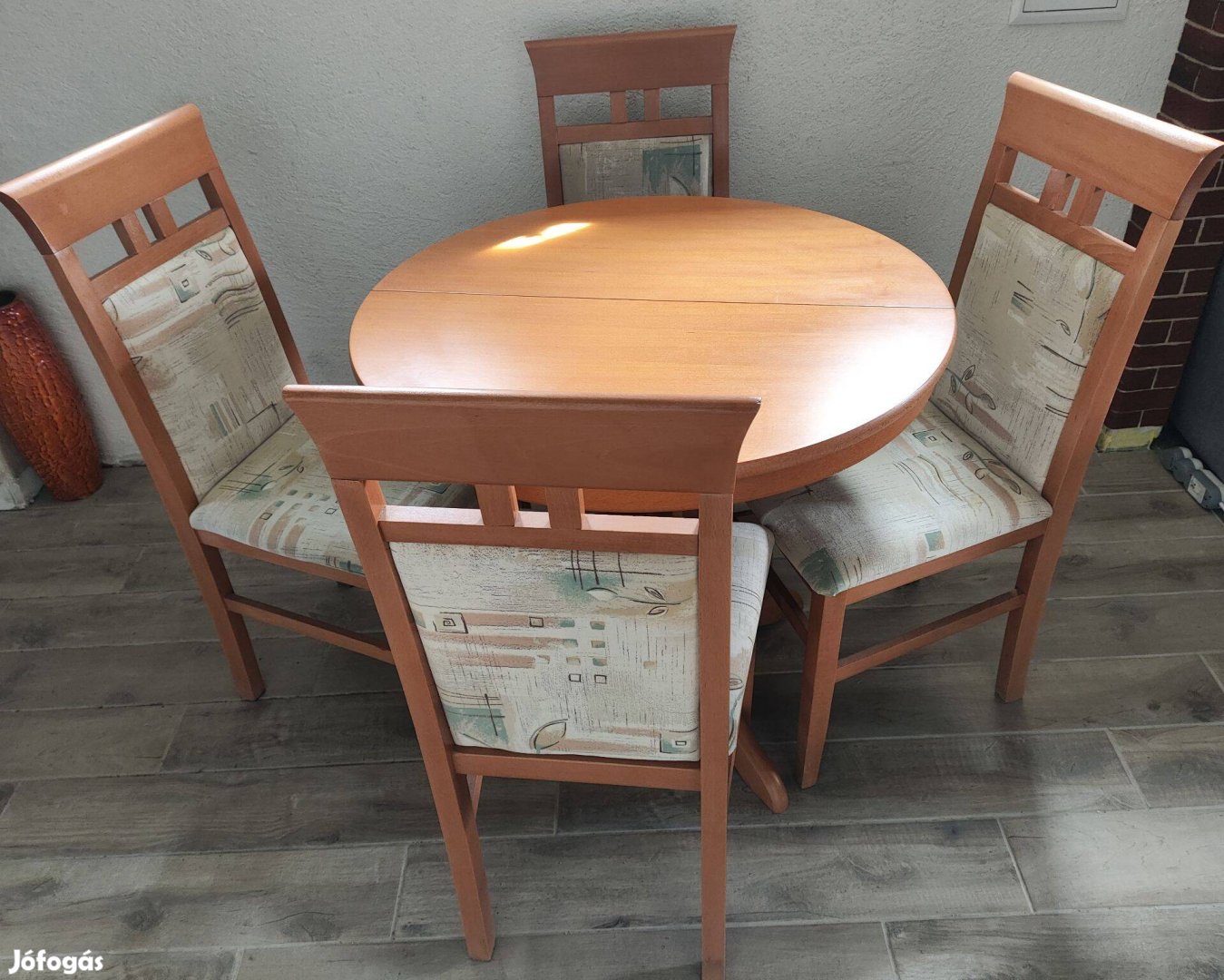 Kihúzható étkezőasztal és négy szék bükkfából