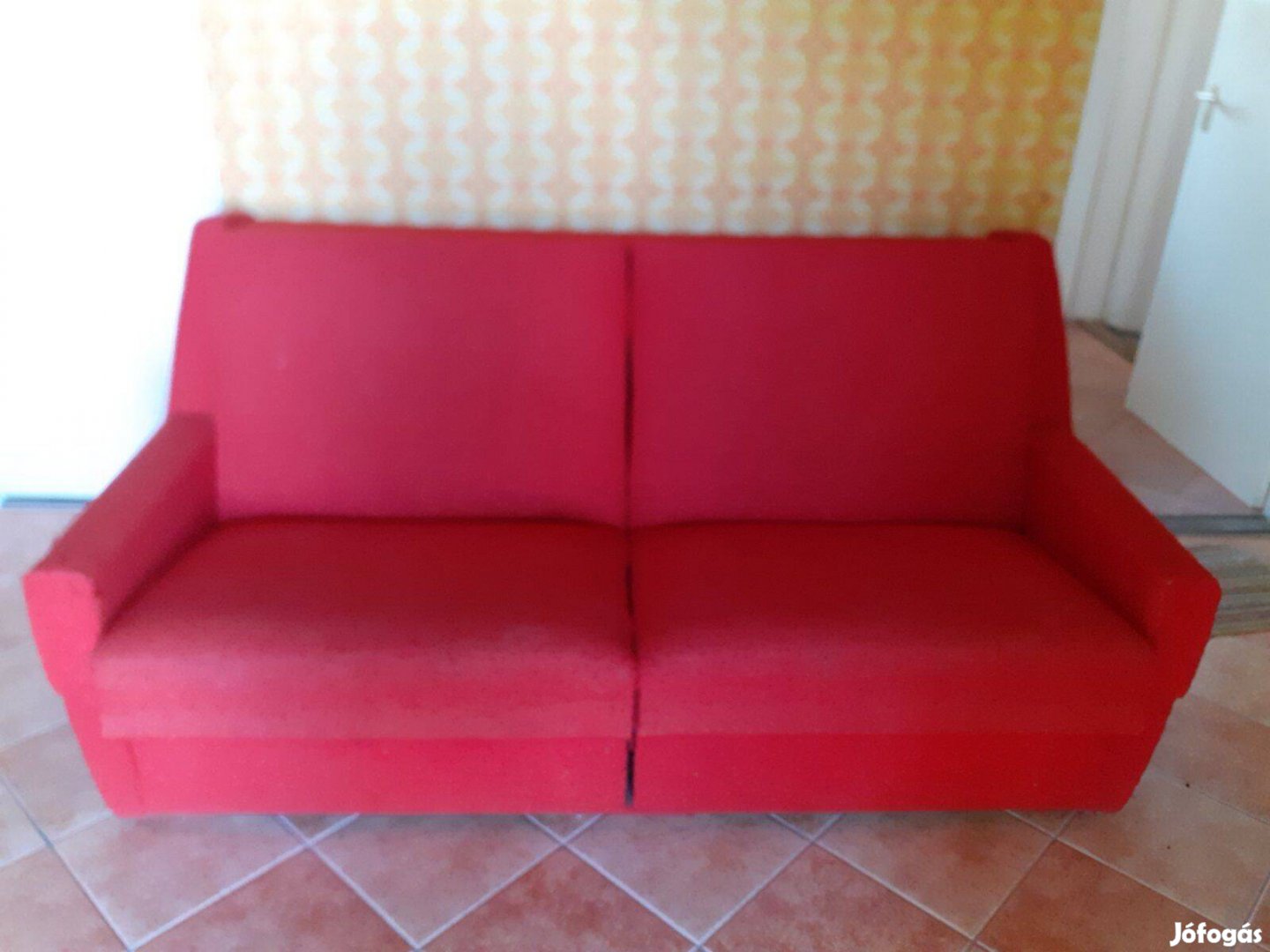 Kihúzható kanapé 2 személyes, ágyneműtartóval mindkét ülőrész alatt