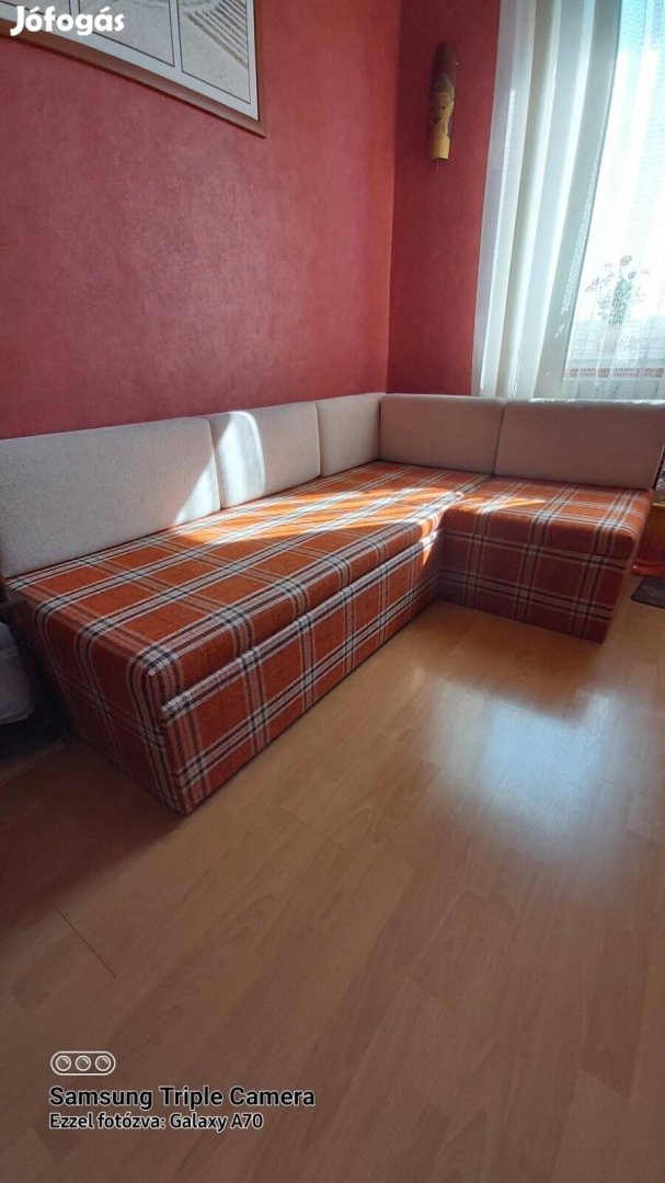 Kihúzható sarokülő ( ágynemű tartóval )