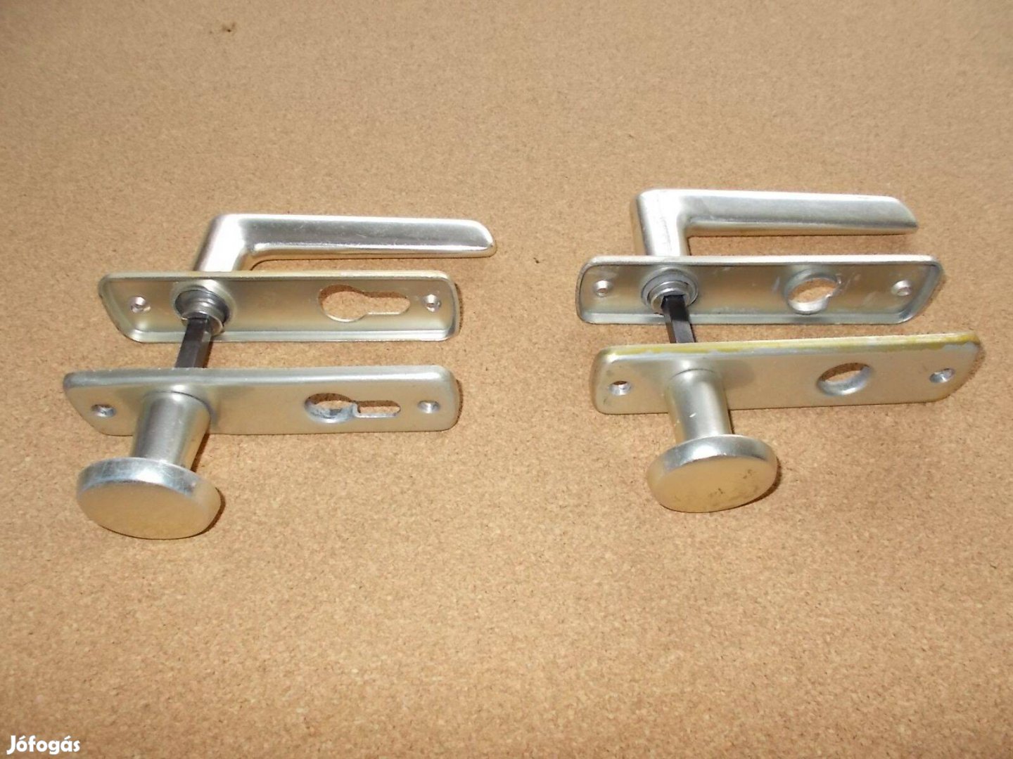 Kilincsek két bejárati ajtóra