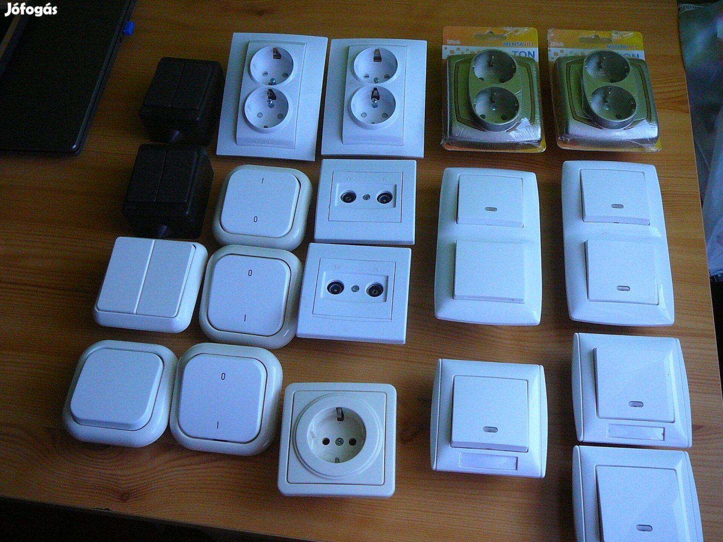 Kimaradt villanyszerelési anyagok, kapcsolókés dugaljak