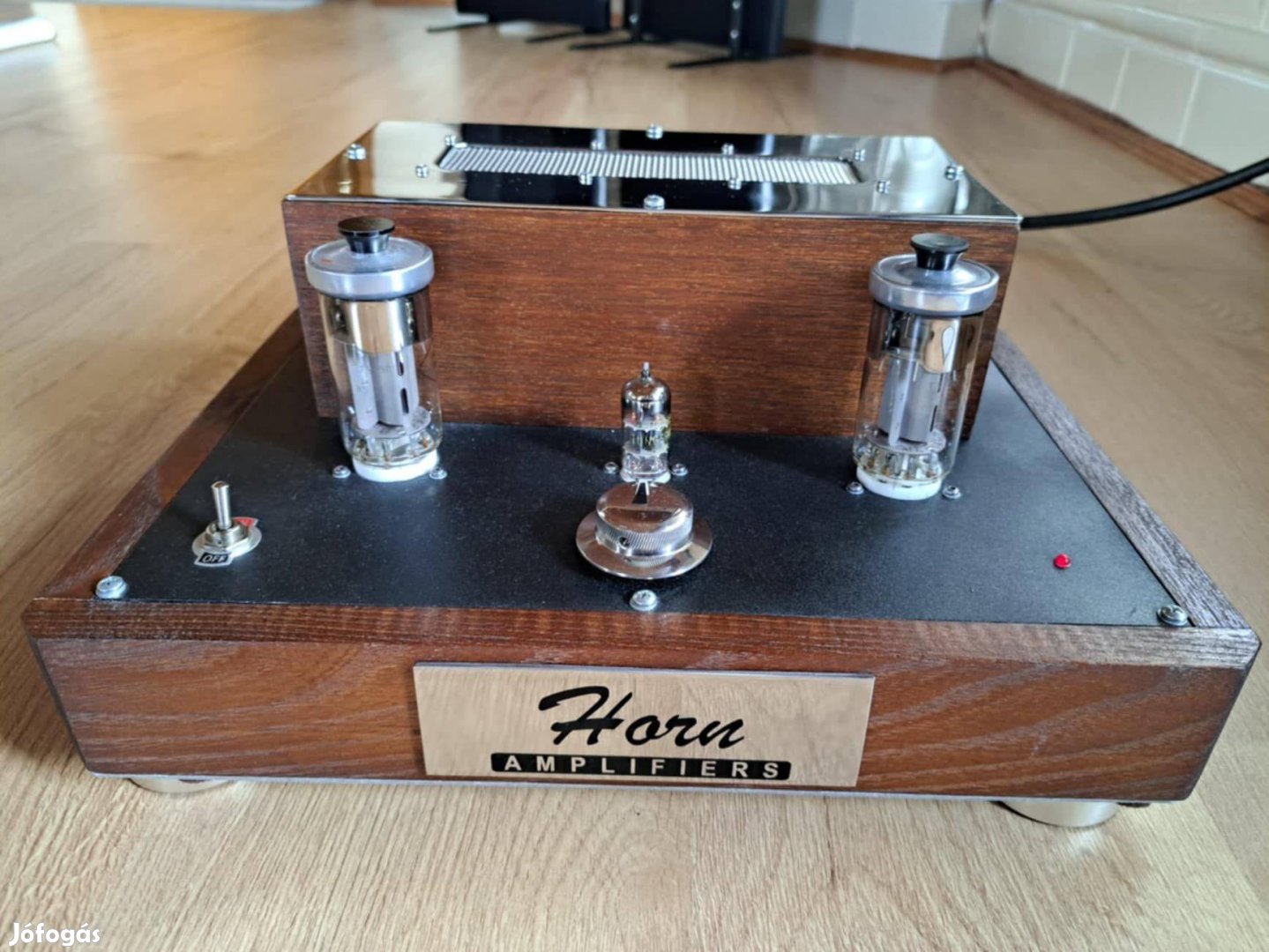 Kimondottan audiofil hangú A-osztályú "SE-kapcsolású" erősítő. 2x10W