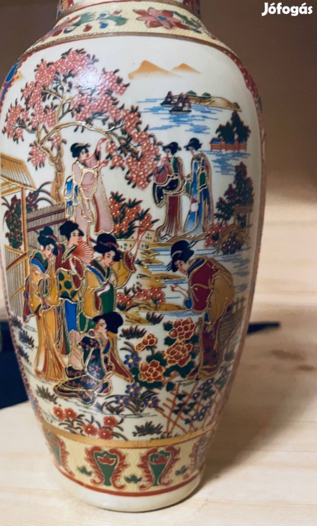 Kínai kézzel festett dombornyomott porcelán váza