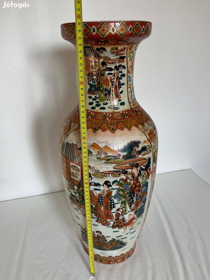 Kínai porcelán váza 59,5 cm magas, gésákat ábrázoló motívumokkal