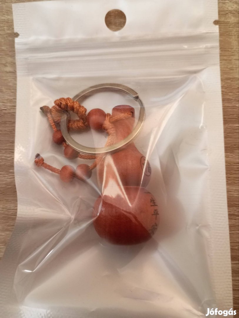 Kínai szerencsehozó, fa kulcstartó