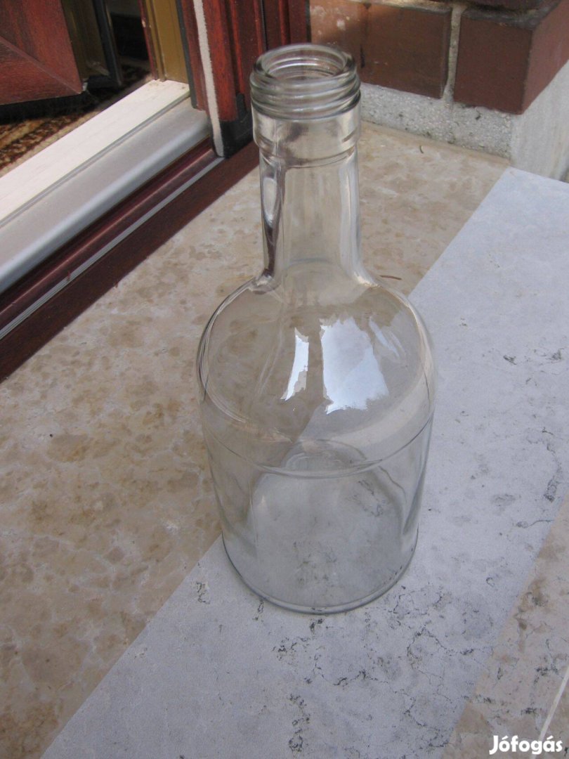 Kínáló üvegpalack, csavaros, 0,7 l