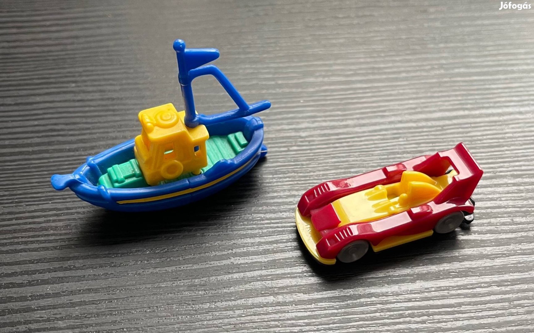 Kinder: kék hajó, sárga piros autó