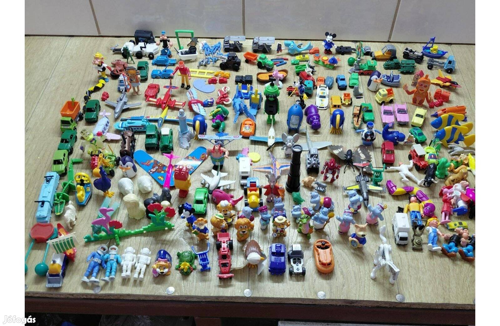 Kindertojás figurák 1.5 kg