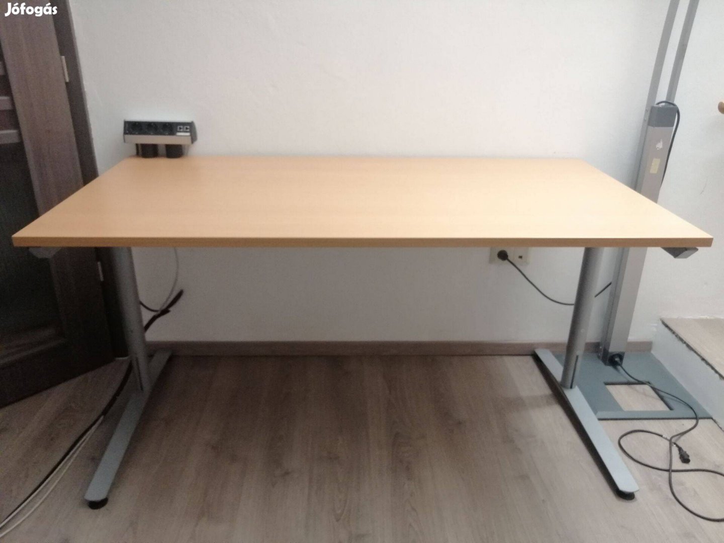 Kinnarps masszív 160 x 80 állítható magasságú irodai íróasztal