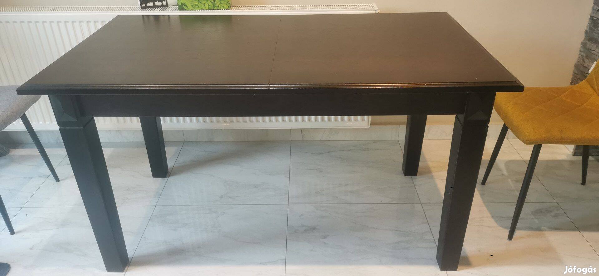 Kinyitható 140x80 cm-es étkezőasztal tömörfa lábakkal eladó