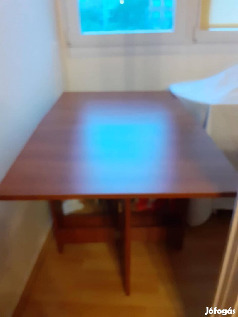 Kinyitható 6 személyes asztal