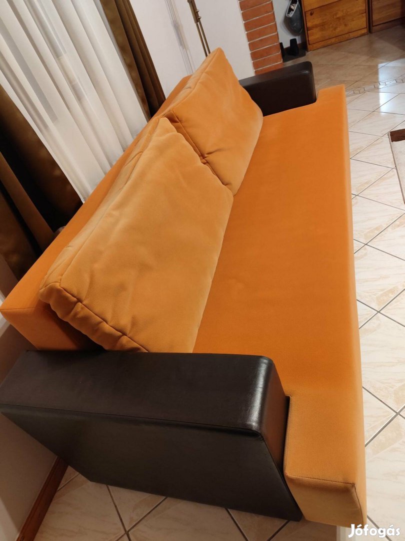 Kinyitható, ágyneműtartós kanapé, két fotellel