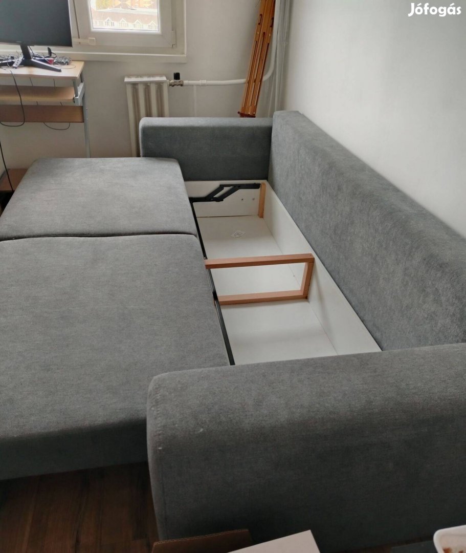 Kinyitható, kényelmes, nagy méretű ágyneműtartóval megkímélt állapotba