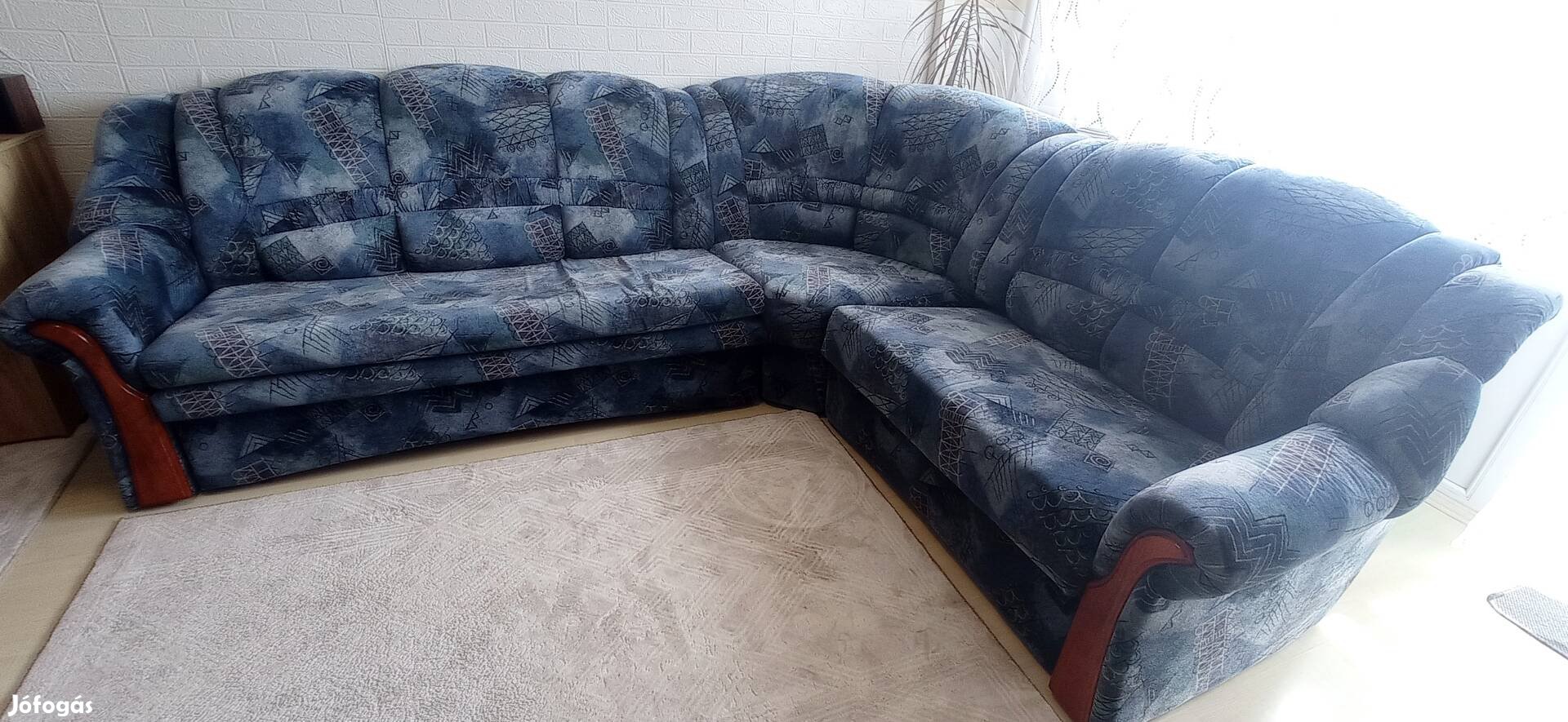 Kinyitható ágyneműtartós L alakú kanapé