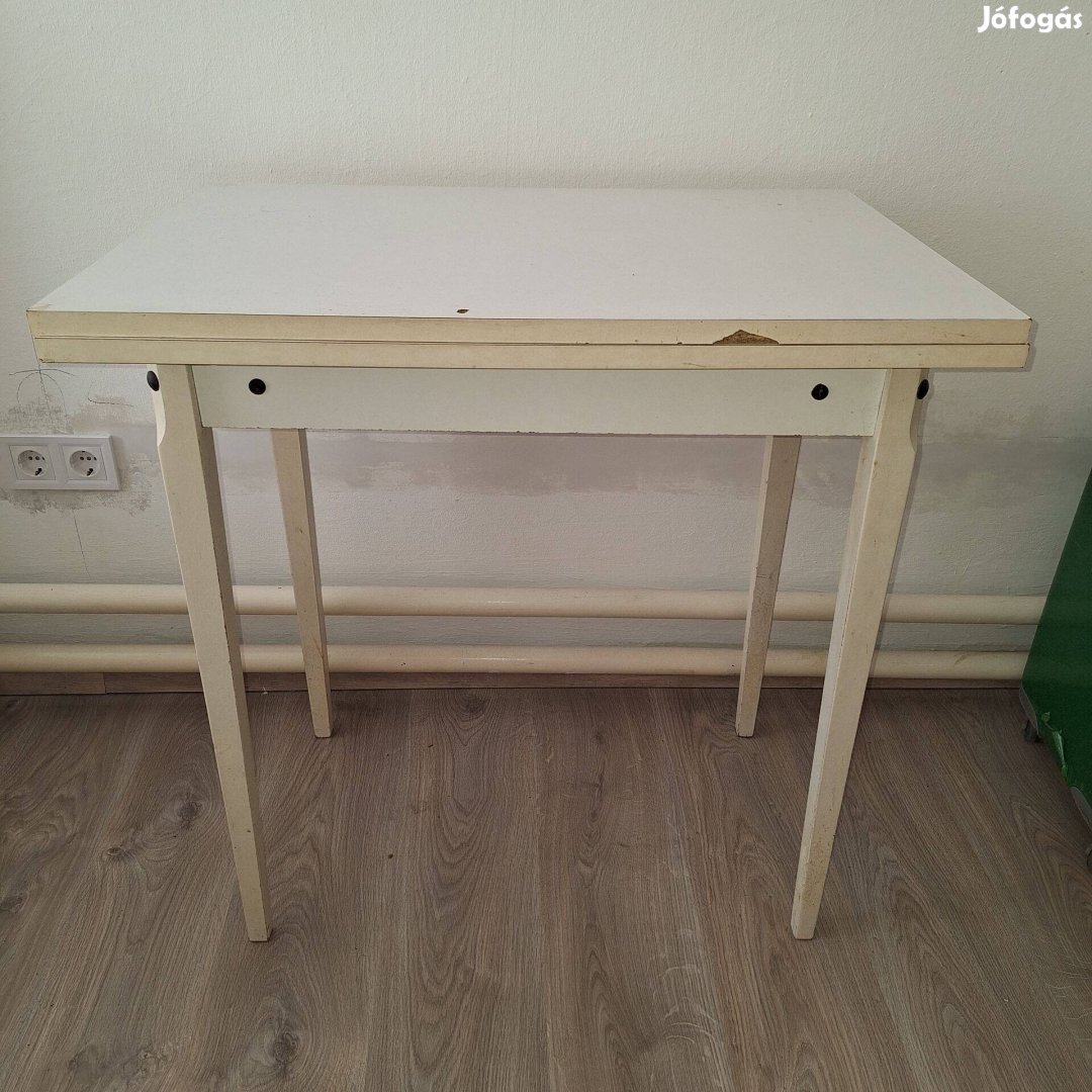 Kinyitható asztal