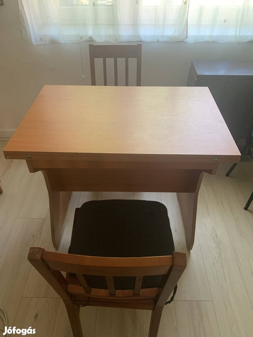 Kinyitható asztal székekkel