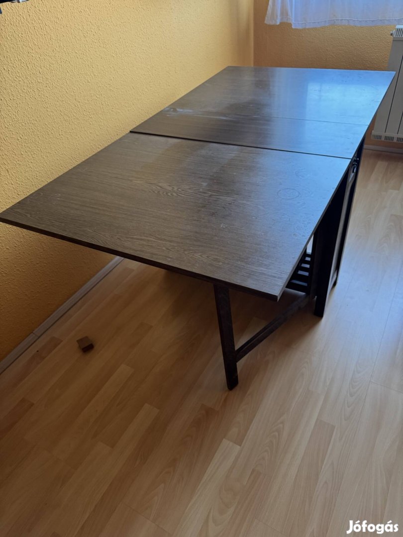 Kinyitható asztal székekkel