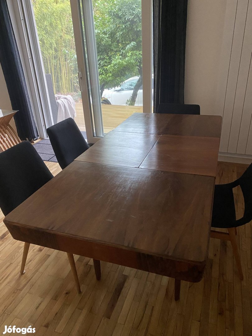 Kinyitható étkezőasztal