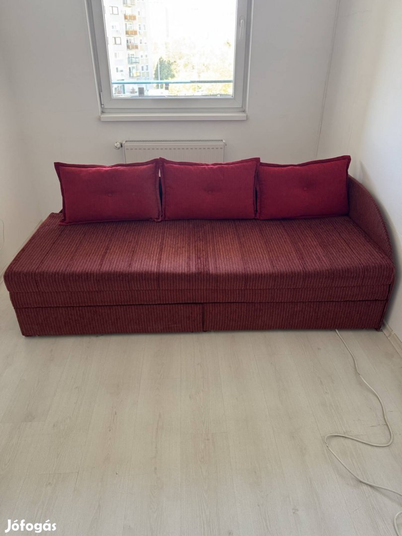 Kinyitható kanapé ágynemű tartóval