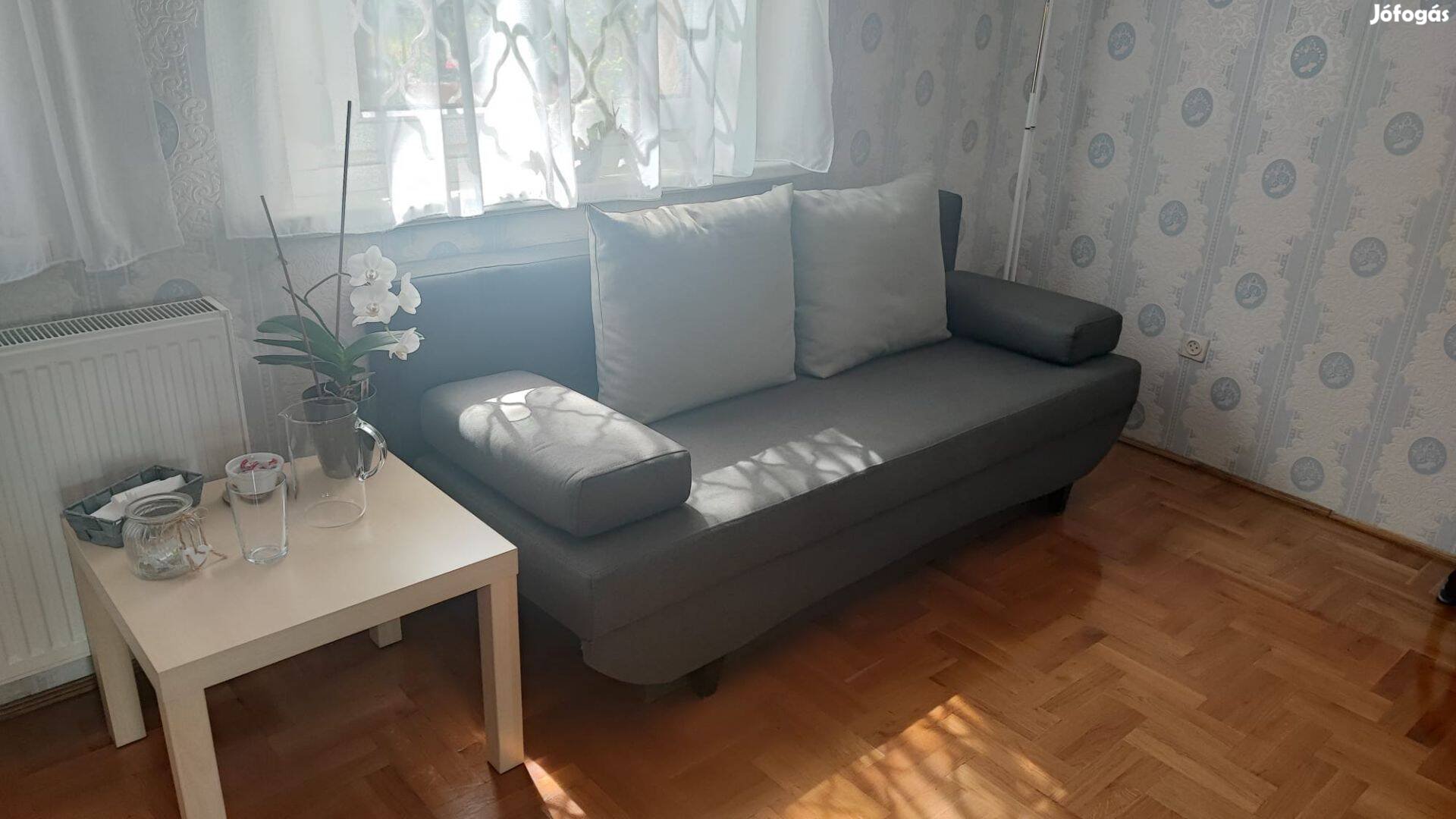 Kinyitható szürke kanapéágy