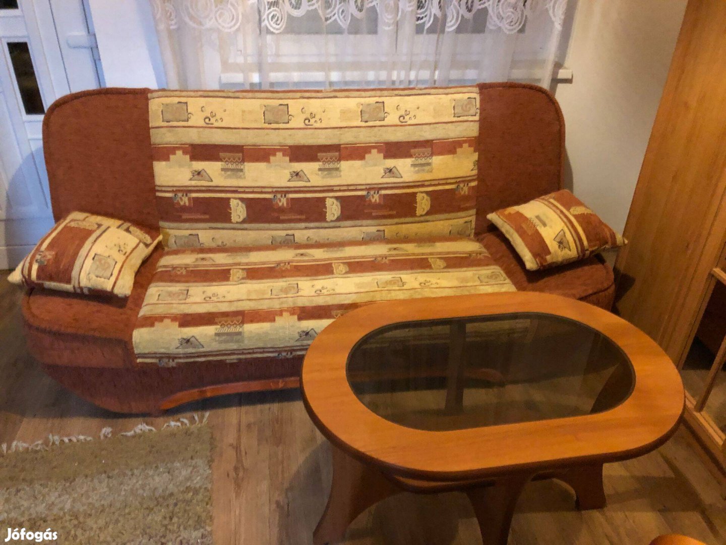 Kinyitható ülőgarnitúra dohányzóaztallal, és két relaxfotellel