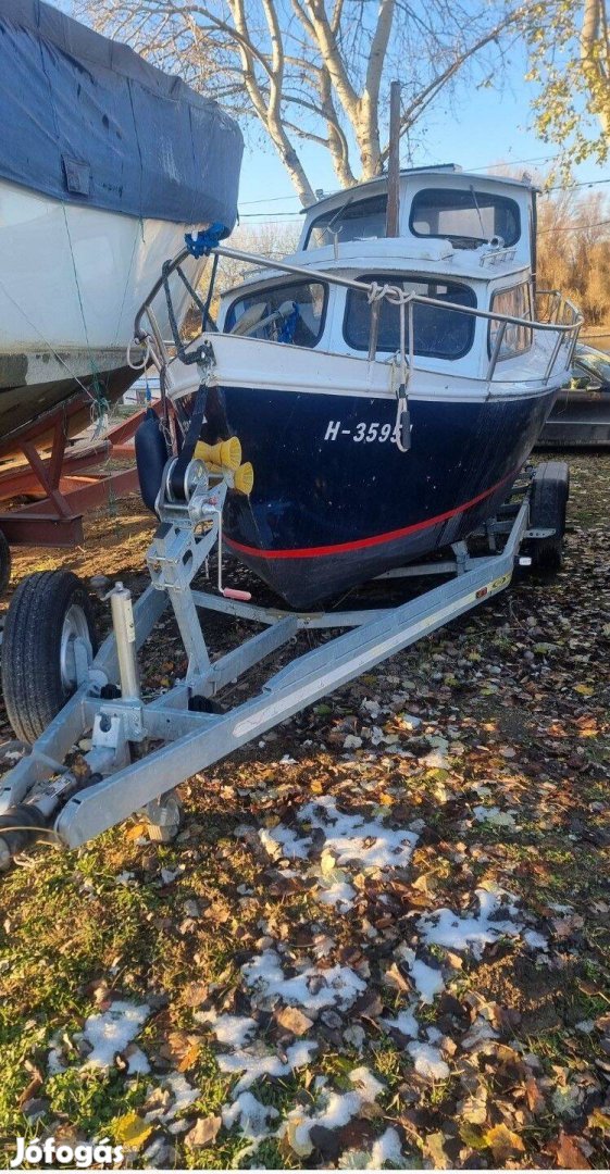 Kiránduló hajó eladó