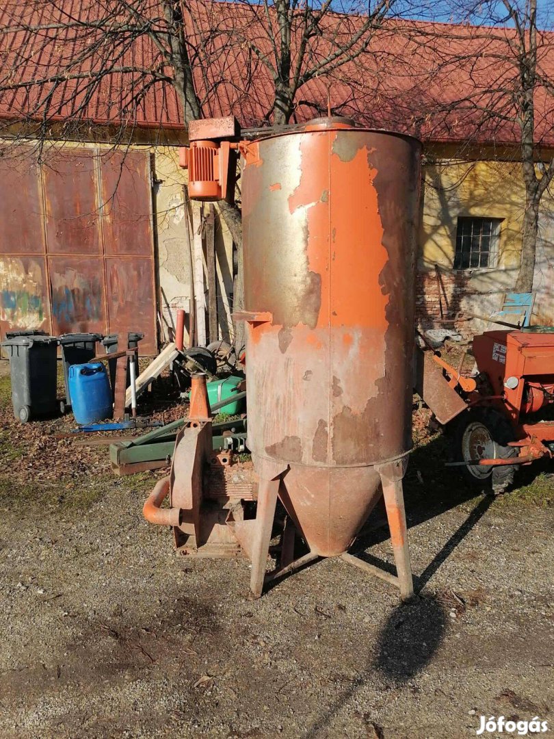 Kirchner 10 mázsás tápkeverő darálóval egybeépítve